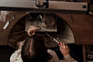 Enola Nussbaumer dans son atelier